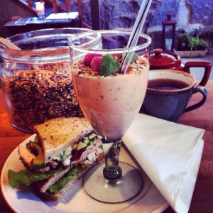 Forsby kvarnfrukost; Forsby Kvarn 3x3 med jordgubbs/mangosmoothie